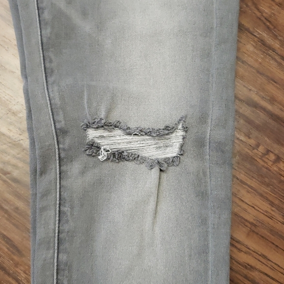 Mid-Rise Distressed Knee Skinny. - Picture 4 of 8